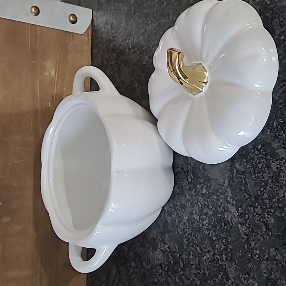 White Ceramic "Pumpkin" Shaped .8 Quart Dip/Soup Dish with Lid - Picture 8 of 13